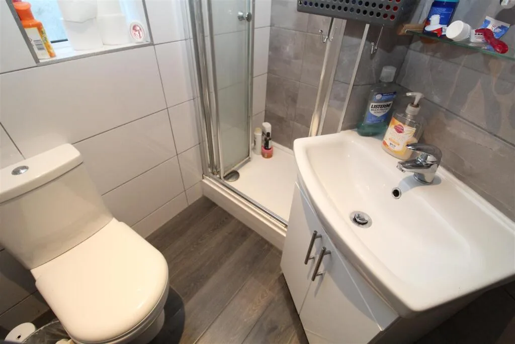 3 bedroom private hall for rent