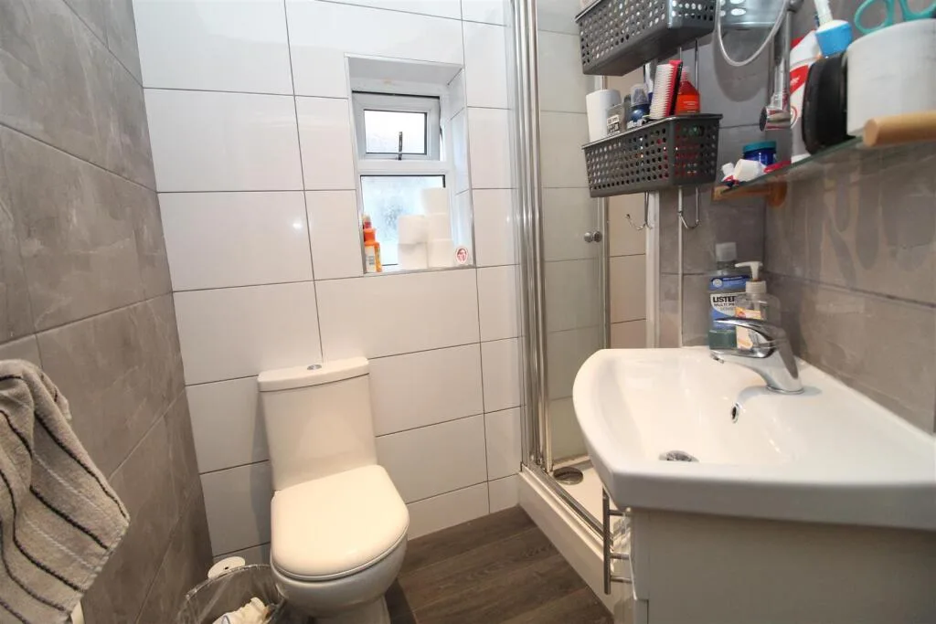 3 bedroom private hall for rent