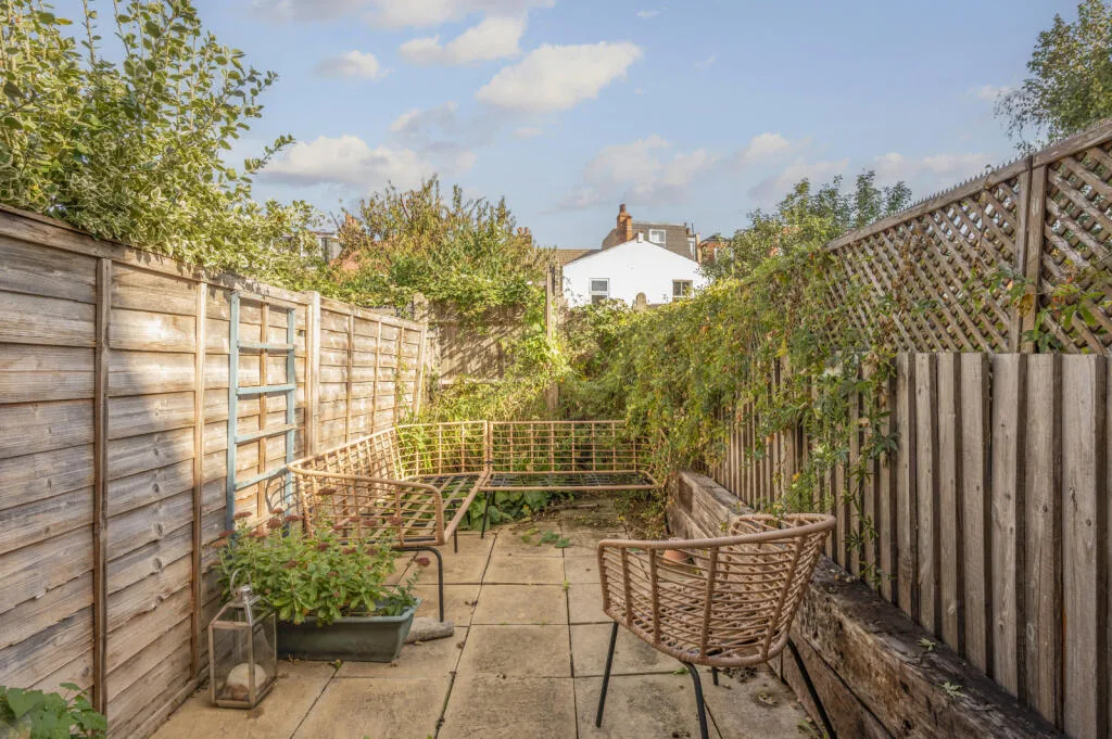 1 bedroom maisonette for rent