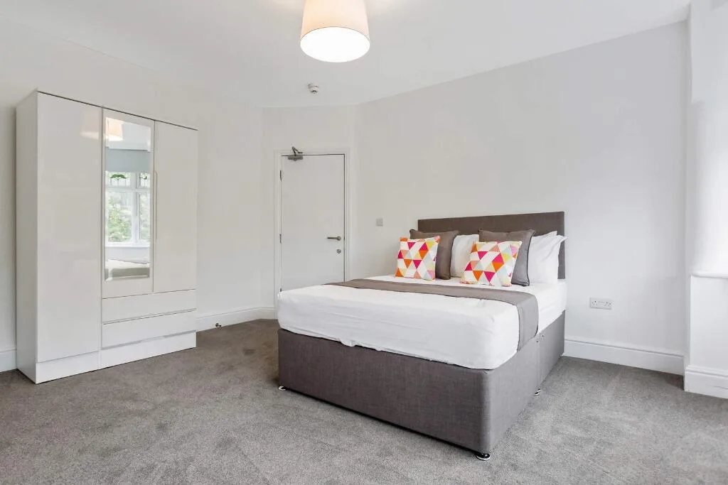 6 bedroom semi-detached house for rent