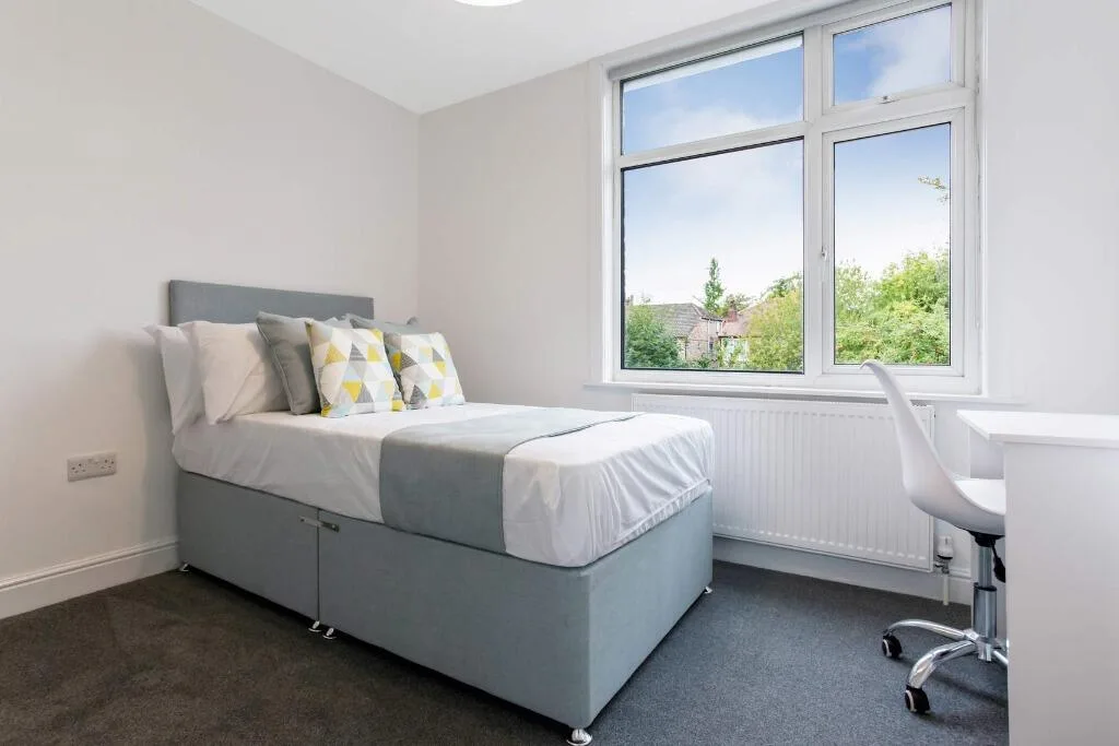 6 bedroom semi-detached house for rent