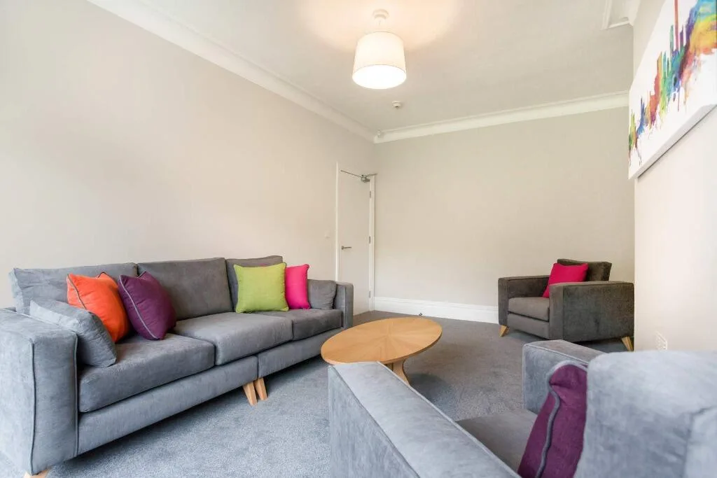6 bedroom semi-detached house for rent