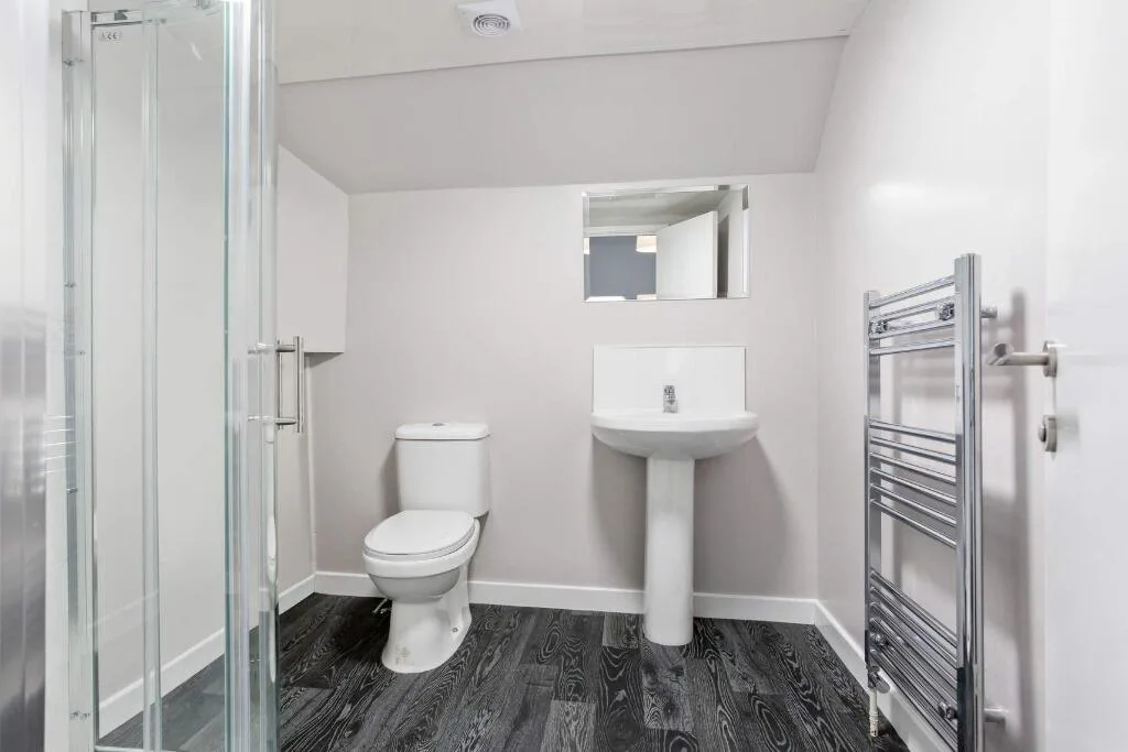 6 bedroom semi-detached house for rent
