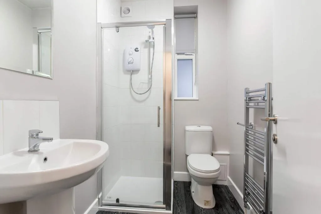 6 bedroom semi-detached house for rent