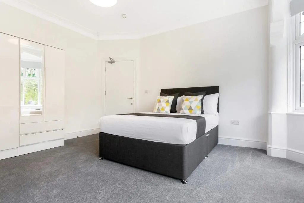 6 bedroom semi-detached house for rent