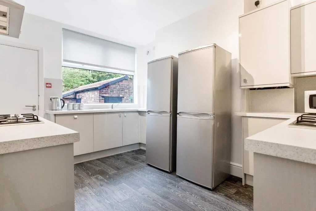 6 bedroom semi-detached house for rent