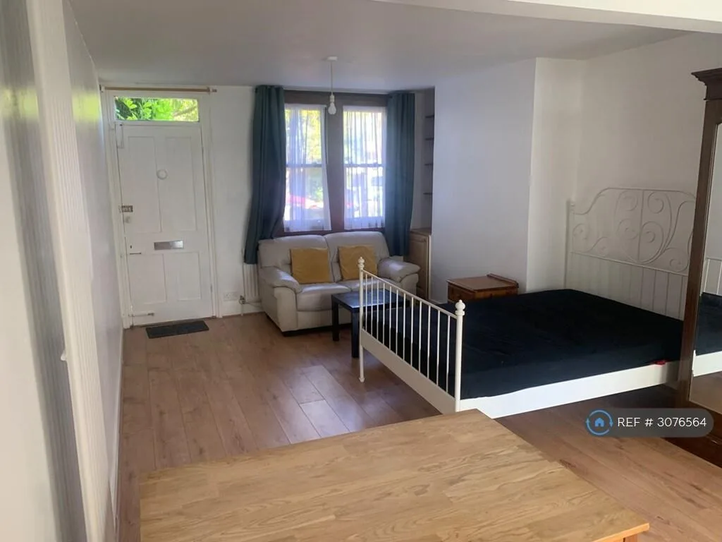 Studio flat for rent