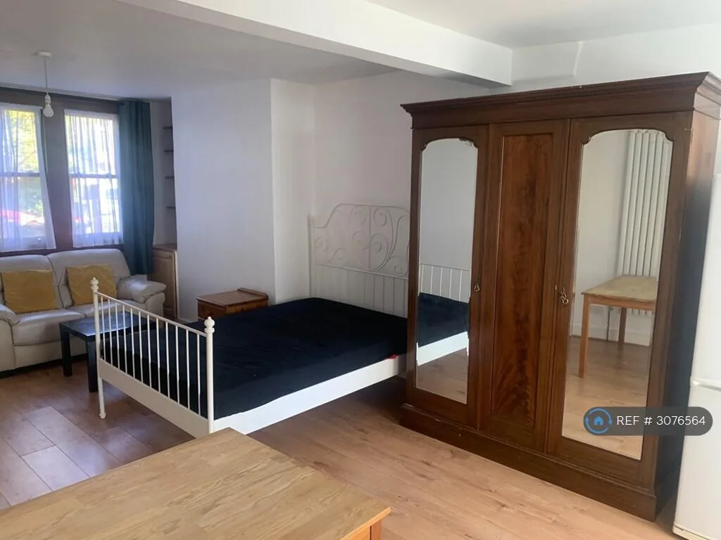 Studio flat for rent