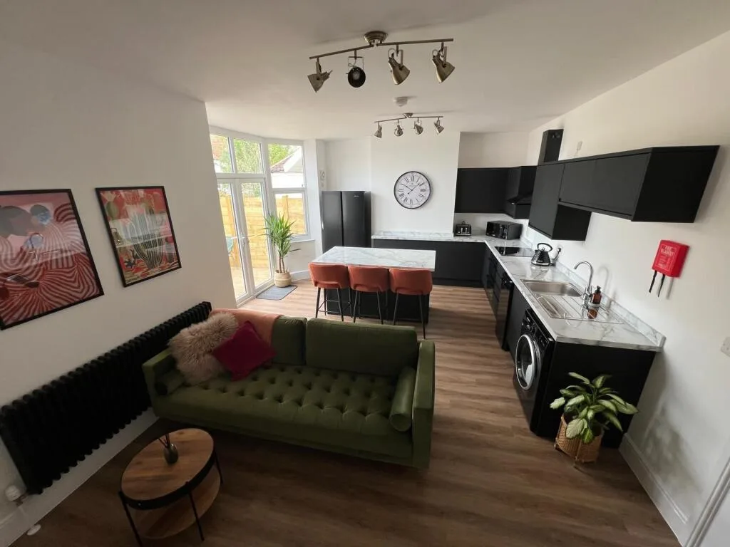 5 bedroom detached house for rent