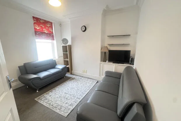 5 bedroom terraced house for rent