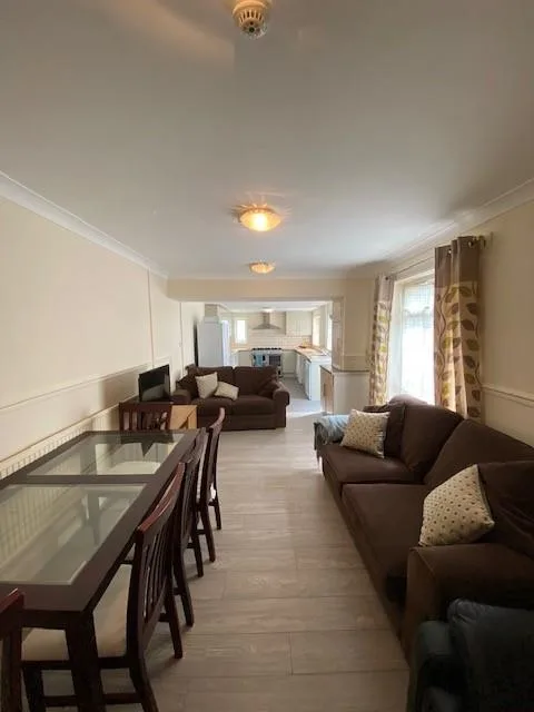6 bedroom house for rent