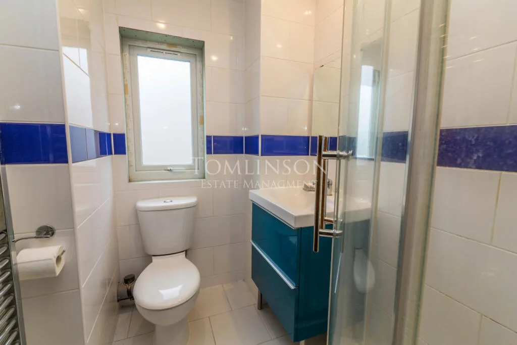 5 bedroom semi-detached house for rent