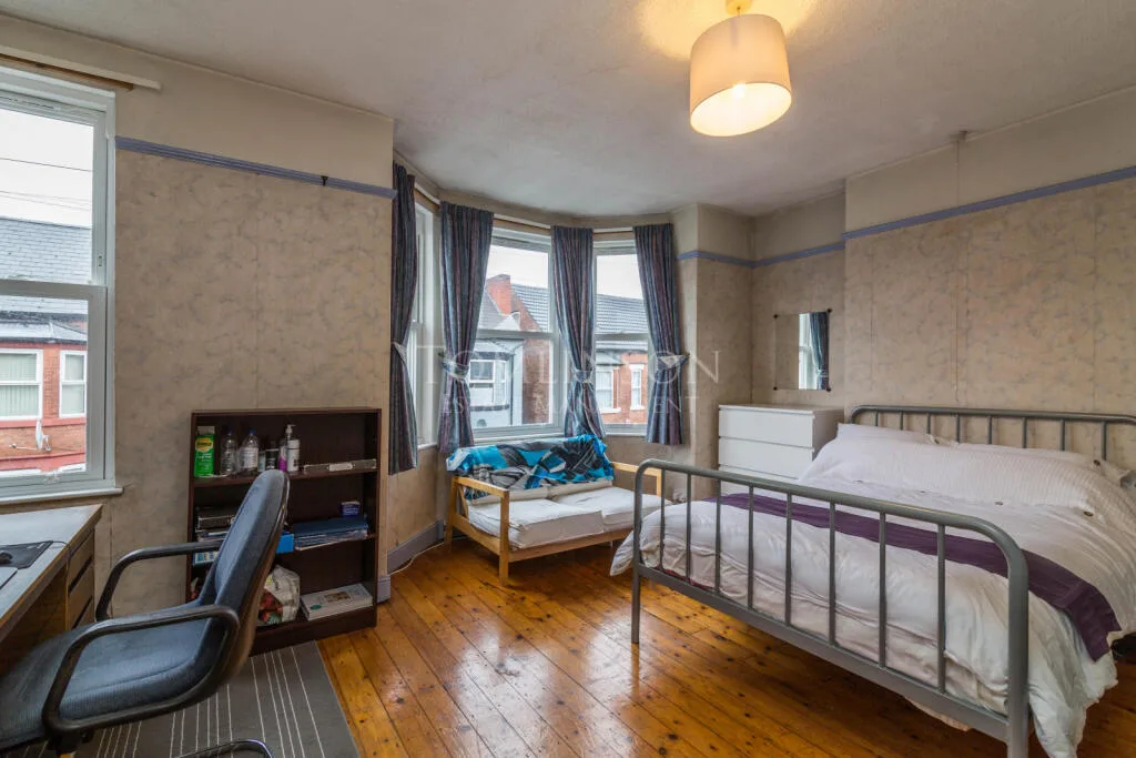 5 bedroom semi-detached house for rent