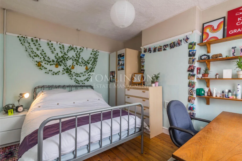 5 bedroom semi-detached house for rent