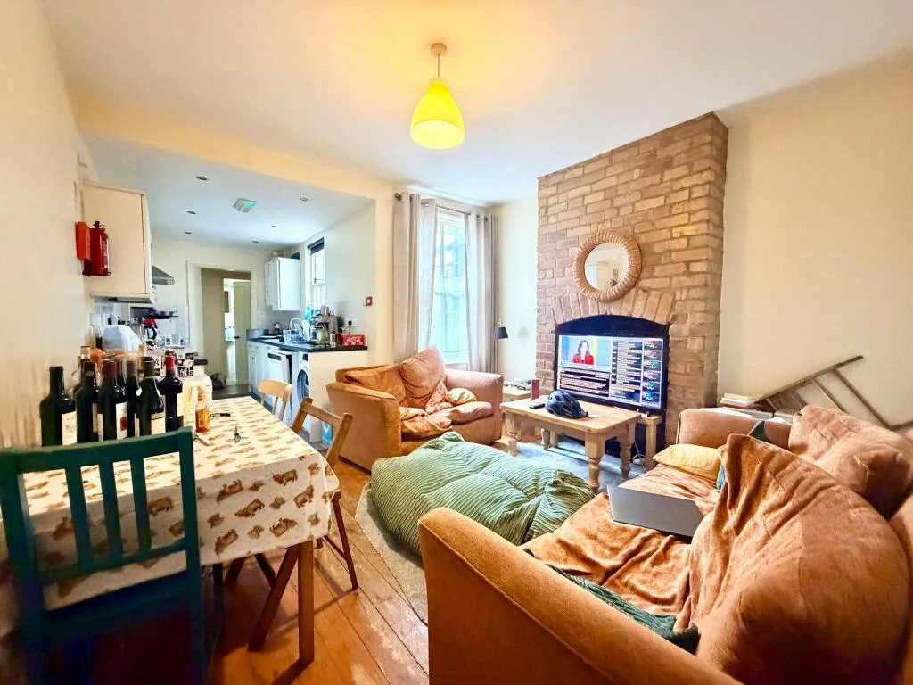 5 bedroom terraced house for rent