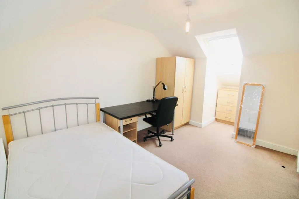 6 bedroom semi-detached house for rent