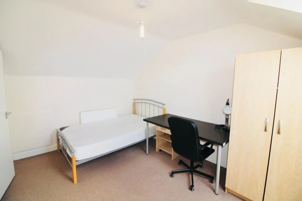 6 bedroom semi-detached house for rent