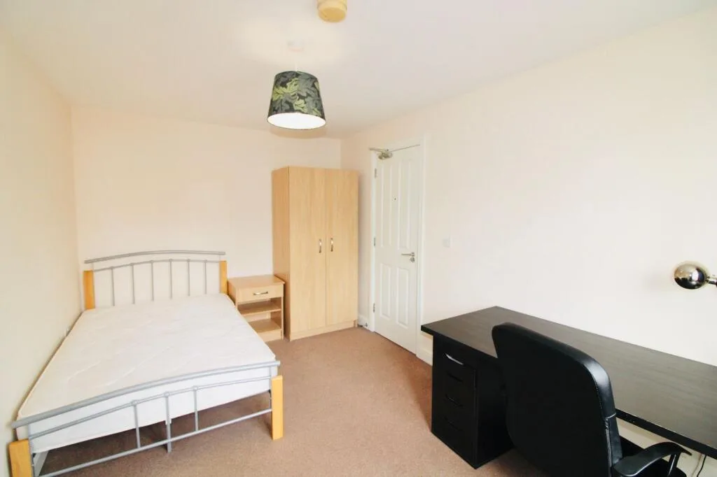 6 bedroom semi-detached house for rent