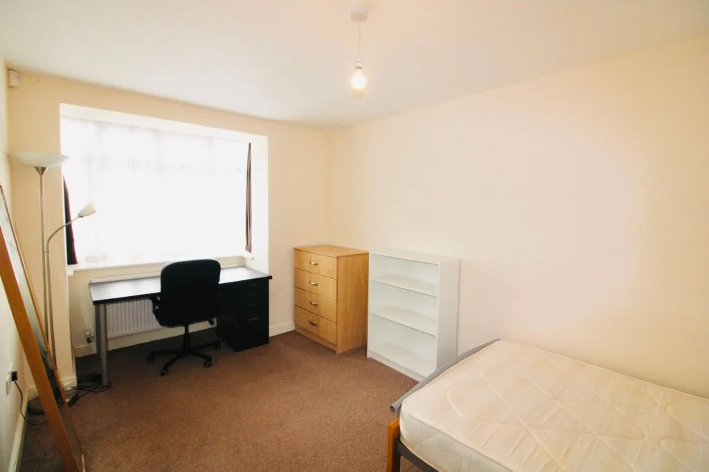 6 bedroom semi-detached house for rent