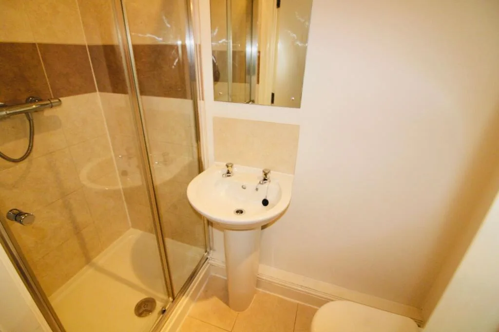 6 bedroom semi-detached house for rent