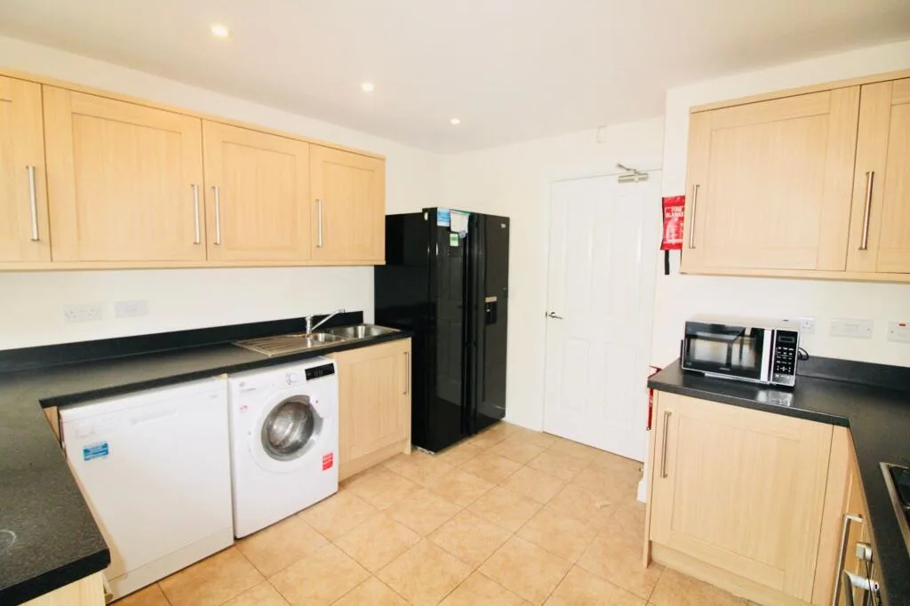 6 bedroom semi-detached house for rent