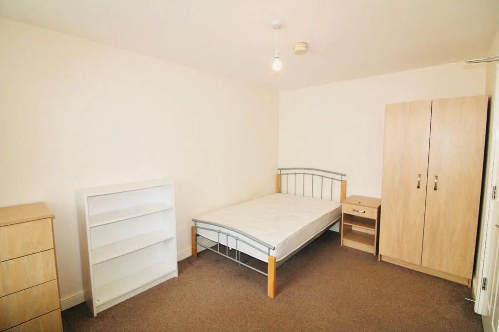 6 bedroom semi-detached house for rent