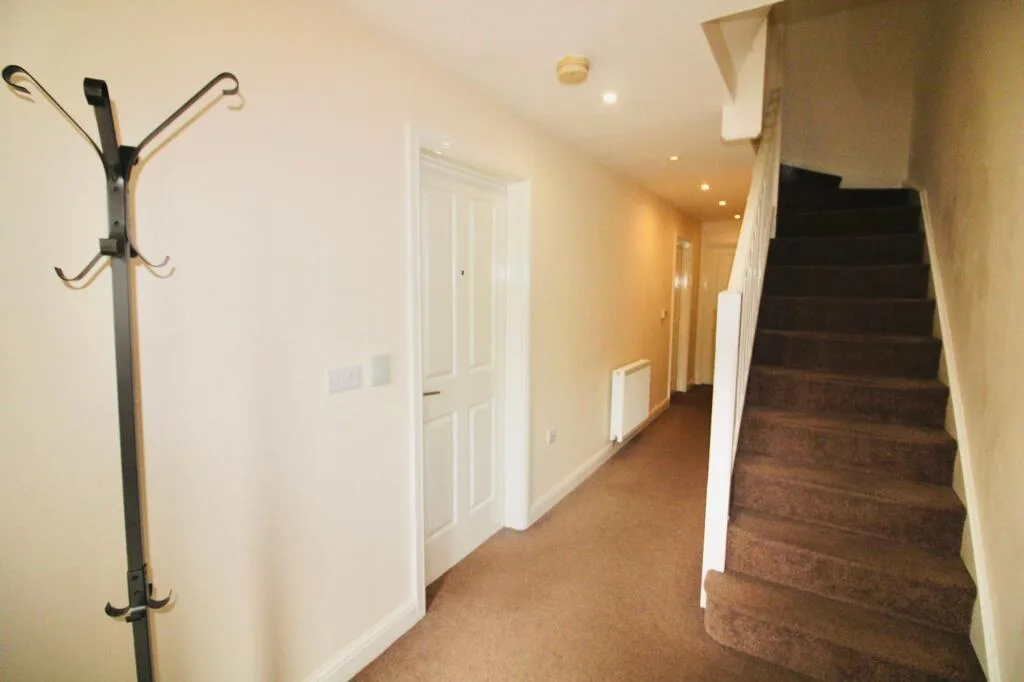 6 bedroom semi-detached house for rent