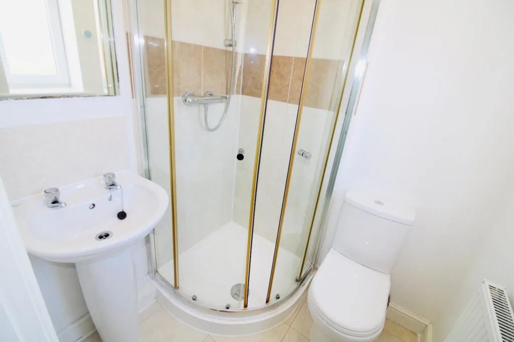 6 bedroom semi-detached house for rent