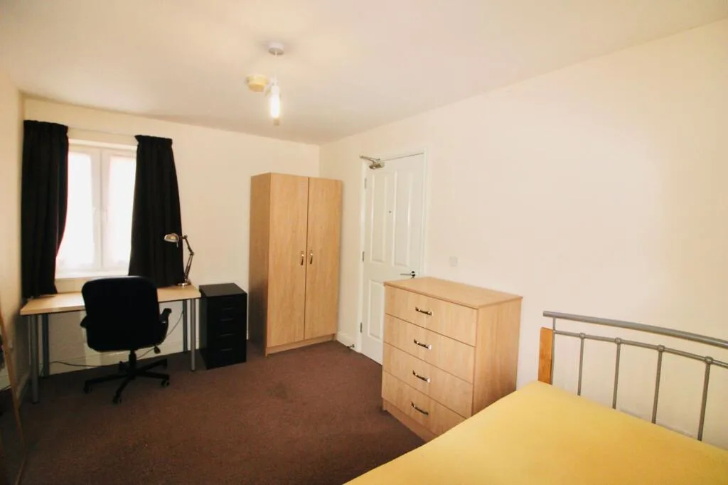 6 bedroom semi-detached house for rent