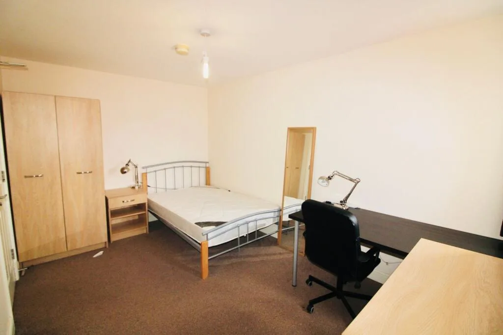 6 bedroom semi-detached house for rent