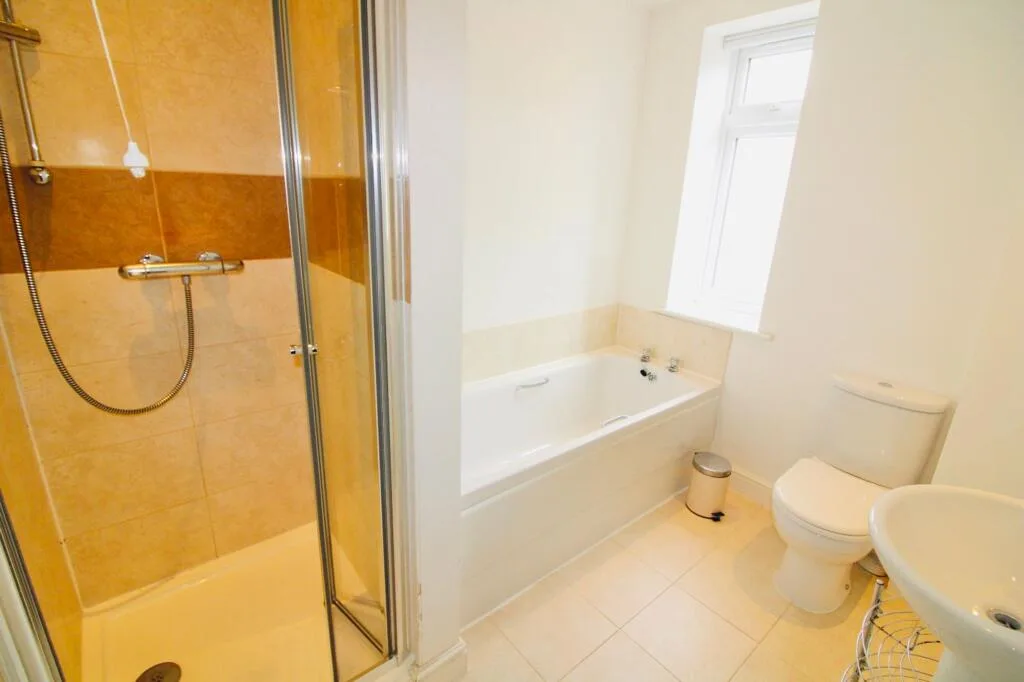 6 bedroom semi-detached house for rent