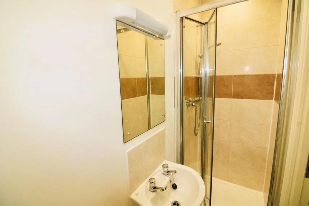 6 bedroom semi-detached house for rent