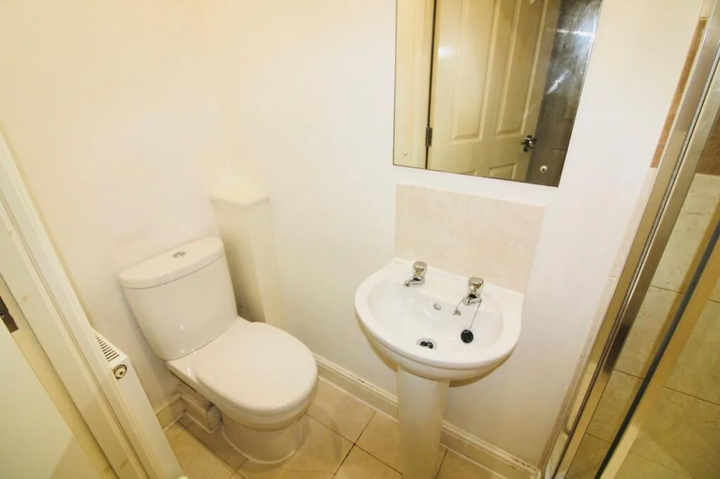 6 bedroom semi-detached house for rent