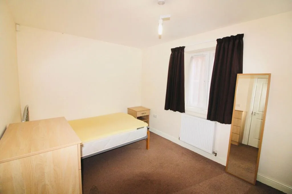 6 bedroom semi-detached house for rent