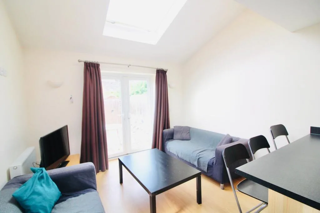 6 bedroom semi-detached house for rent