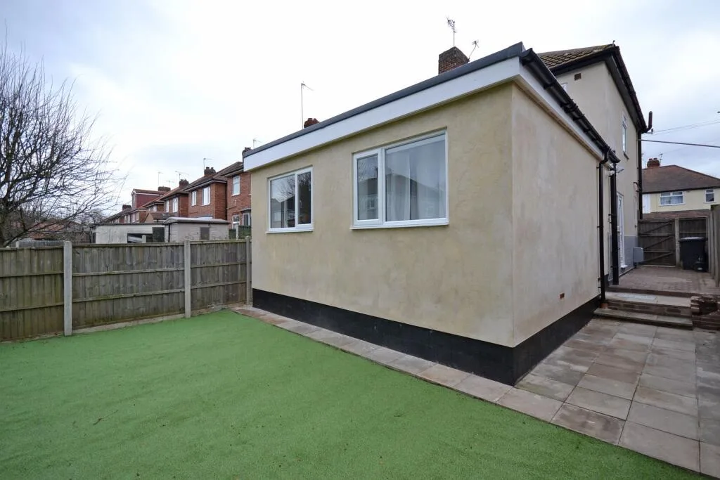 5 bedroom semi-detached house for rent