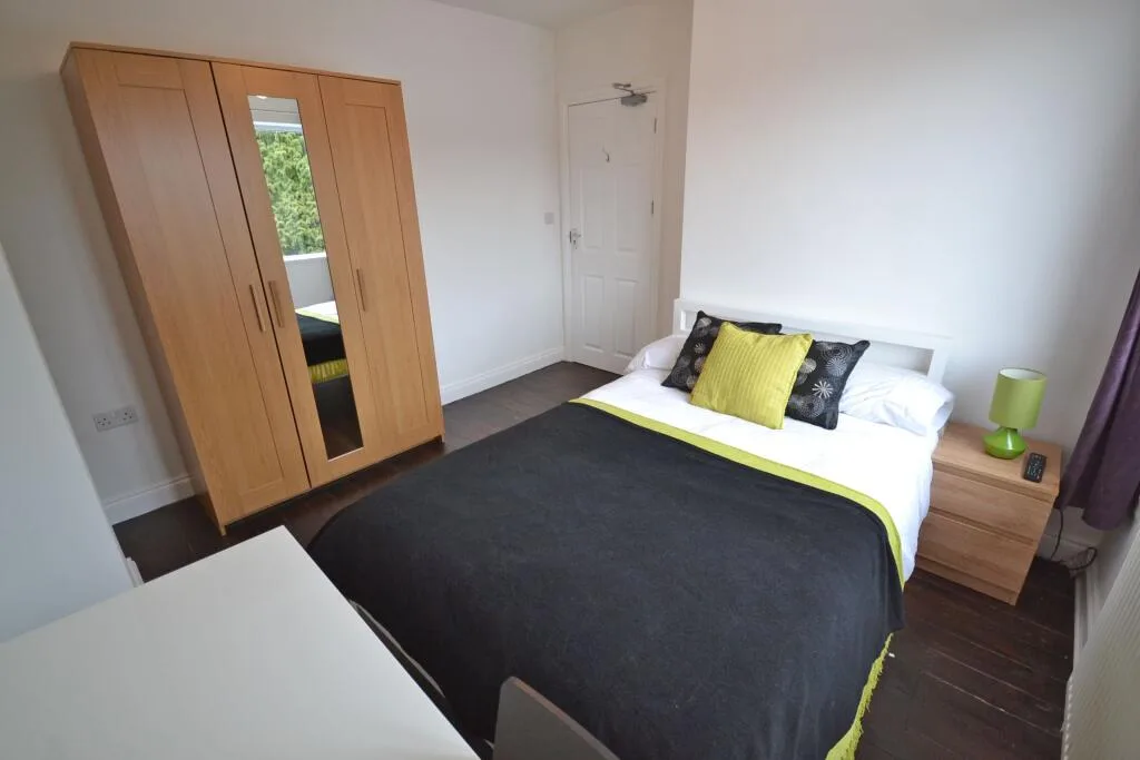 5 bedroom semi-detached house for rent