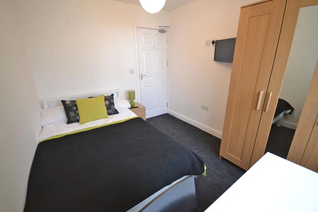 5 bedroom semi-detached house for rent