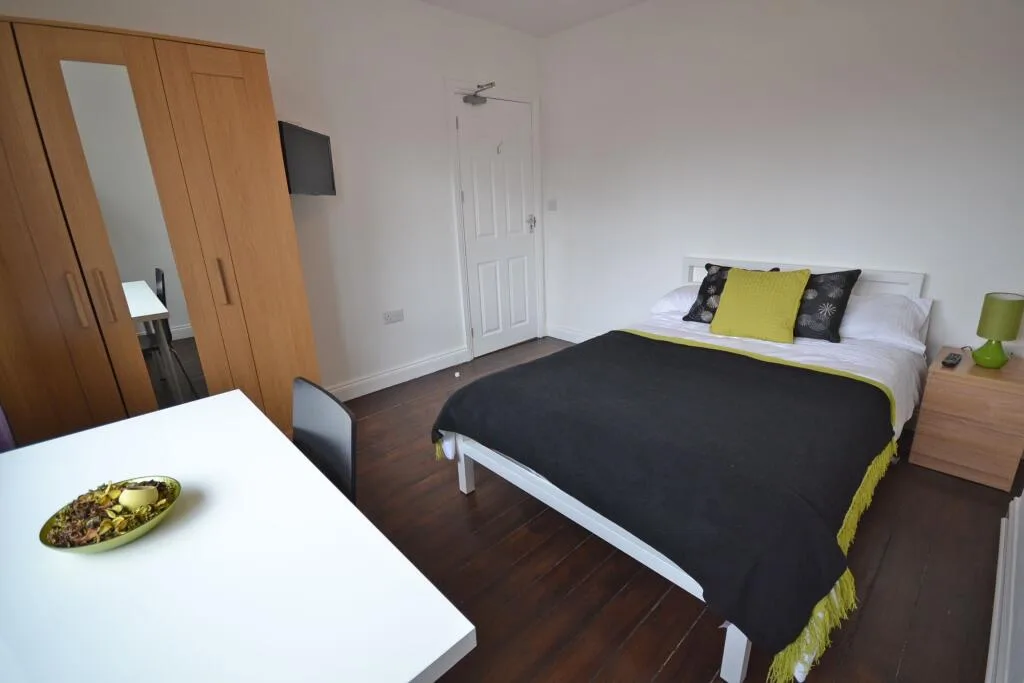 5 bedroom semi-detached house for rent