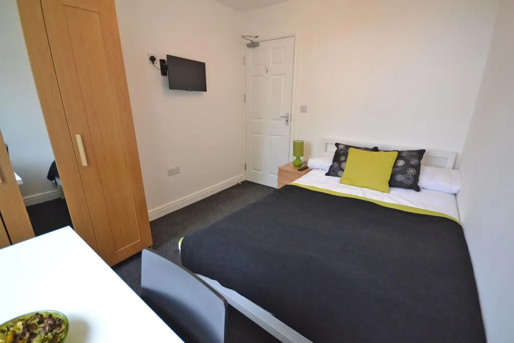 5 bedroom semi-detached house for rent