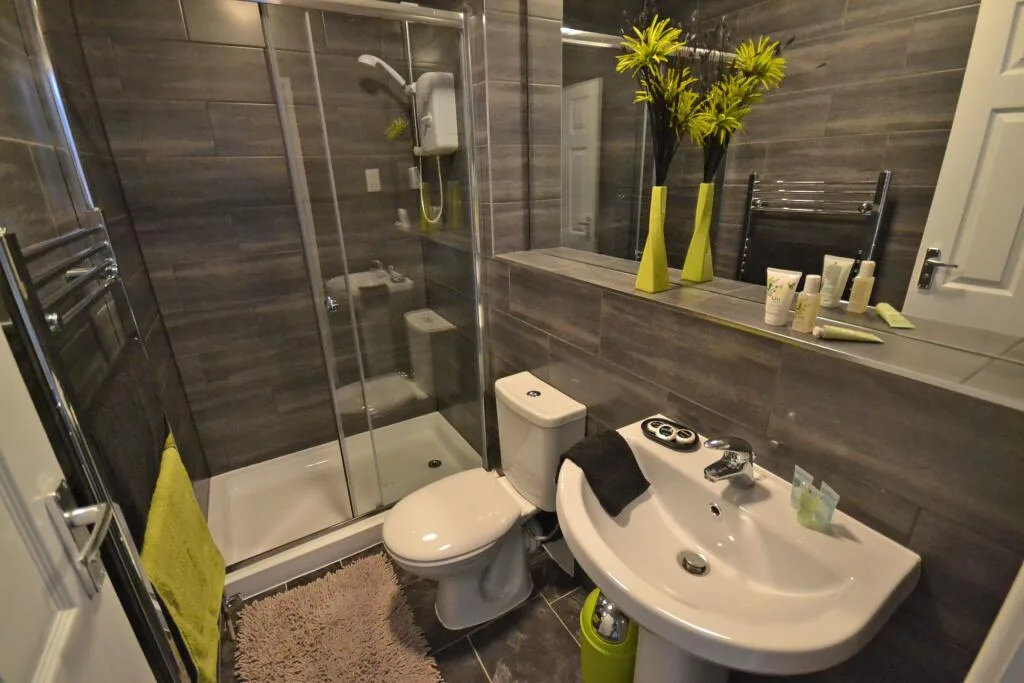 5 bedroom semi-detached house for rent