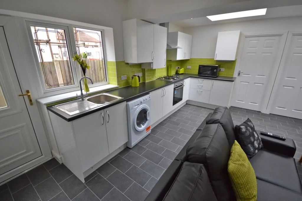 5 bedroom semi-detached house for rent