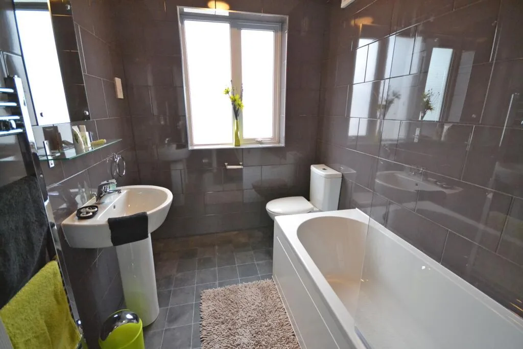 5 bedroom semi-detached house for rent