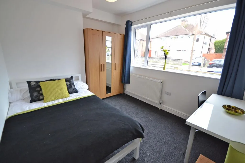 5 bedroom semi-detached house for rent