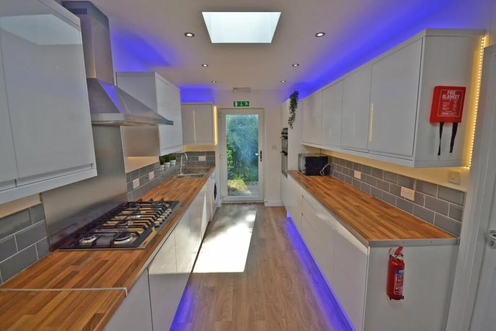6 bedroom semi-detached house for rent