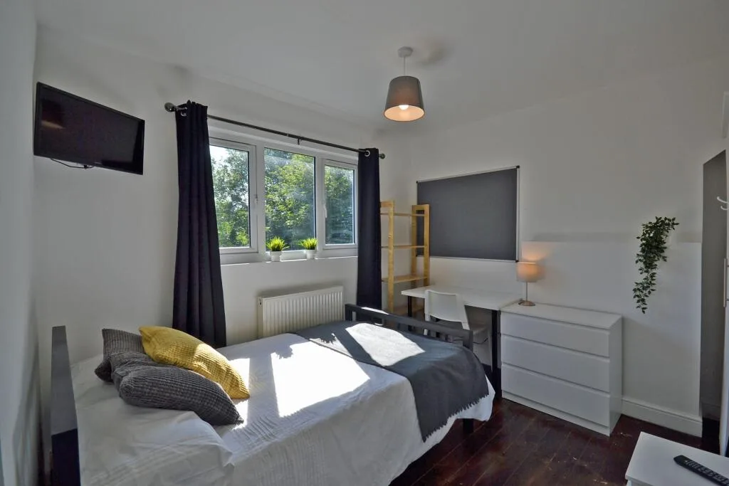 6 bedroom semi-detached house for rent