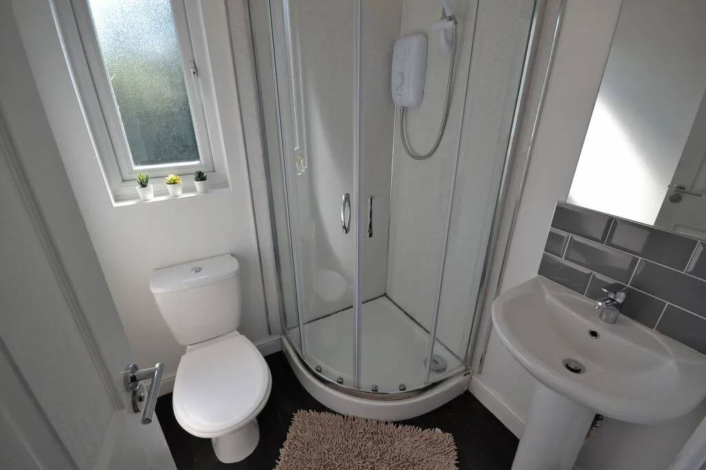 6 bedroom semi-detached house for rent