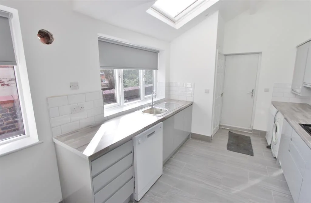 6 bedroom terraced house for rent