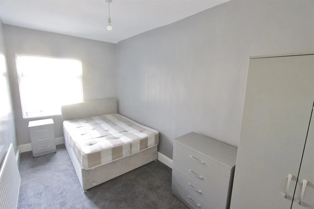 6 bedroom terraced house for rent