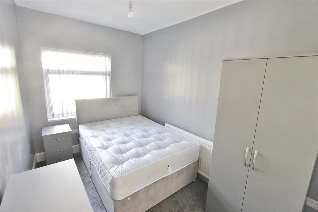 6 bedroom terraced house for rent